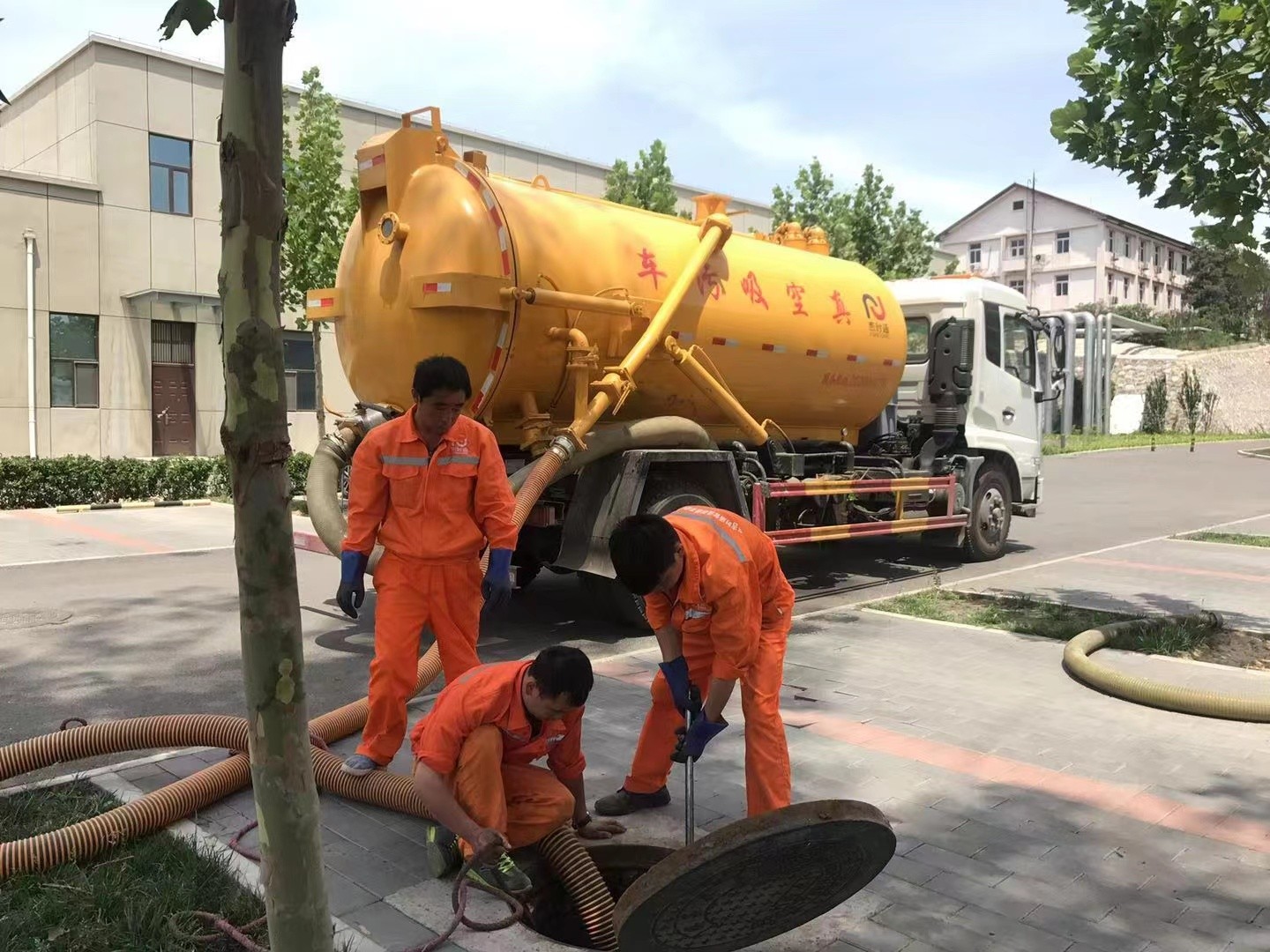 洛隆管道疏通车停在窨井附近