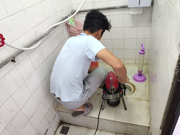 洛隆管道堵塞冒臭气 专业师傅现场解决问题