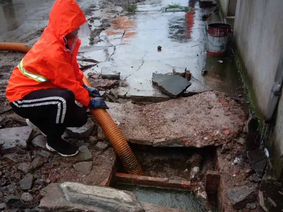 洛隆专业清理污水池 炜誉市政以规范流程守护城市 “肠道”