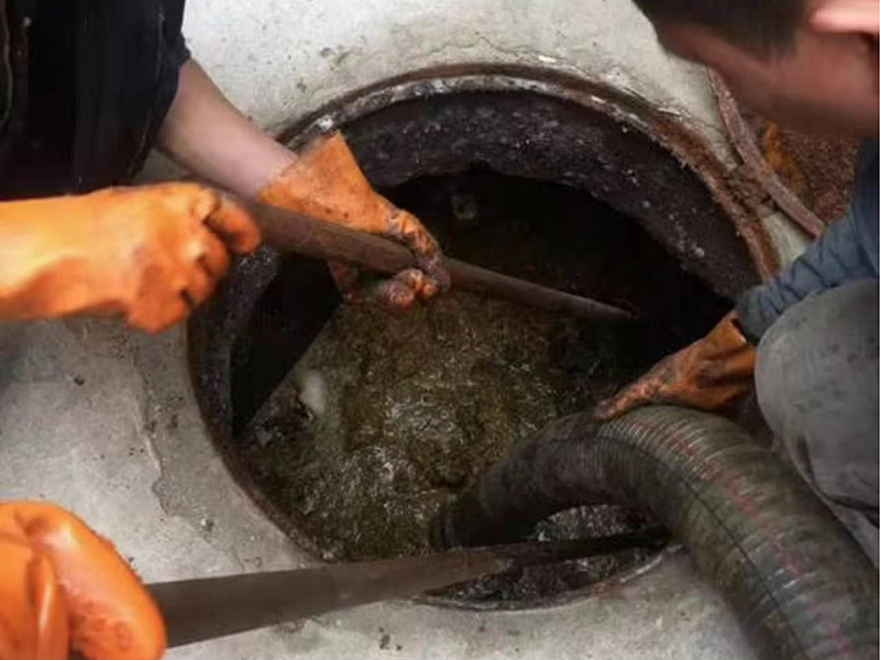 洛隆清理化粪池时如何避免沼气的危害?